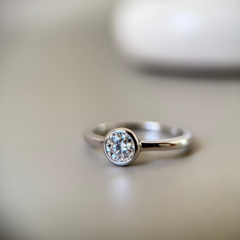 S925 Minimalist 0.5ct Moissanite Bezel Ring Size 7 - Picture 5 of 8